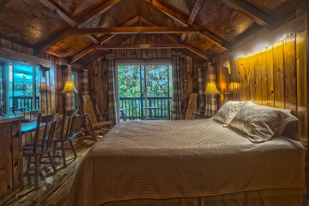 Cabin with bed and small kitchenette